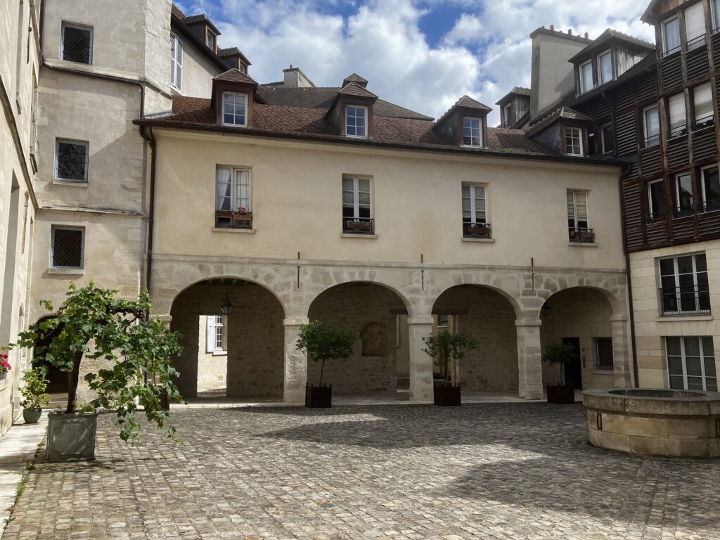 Außen geschichtsträchtig, innen modern: die Wohnungen im Innenhof des Châteaus @ Aus Paris